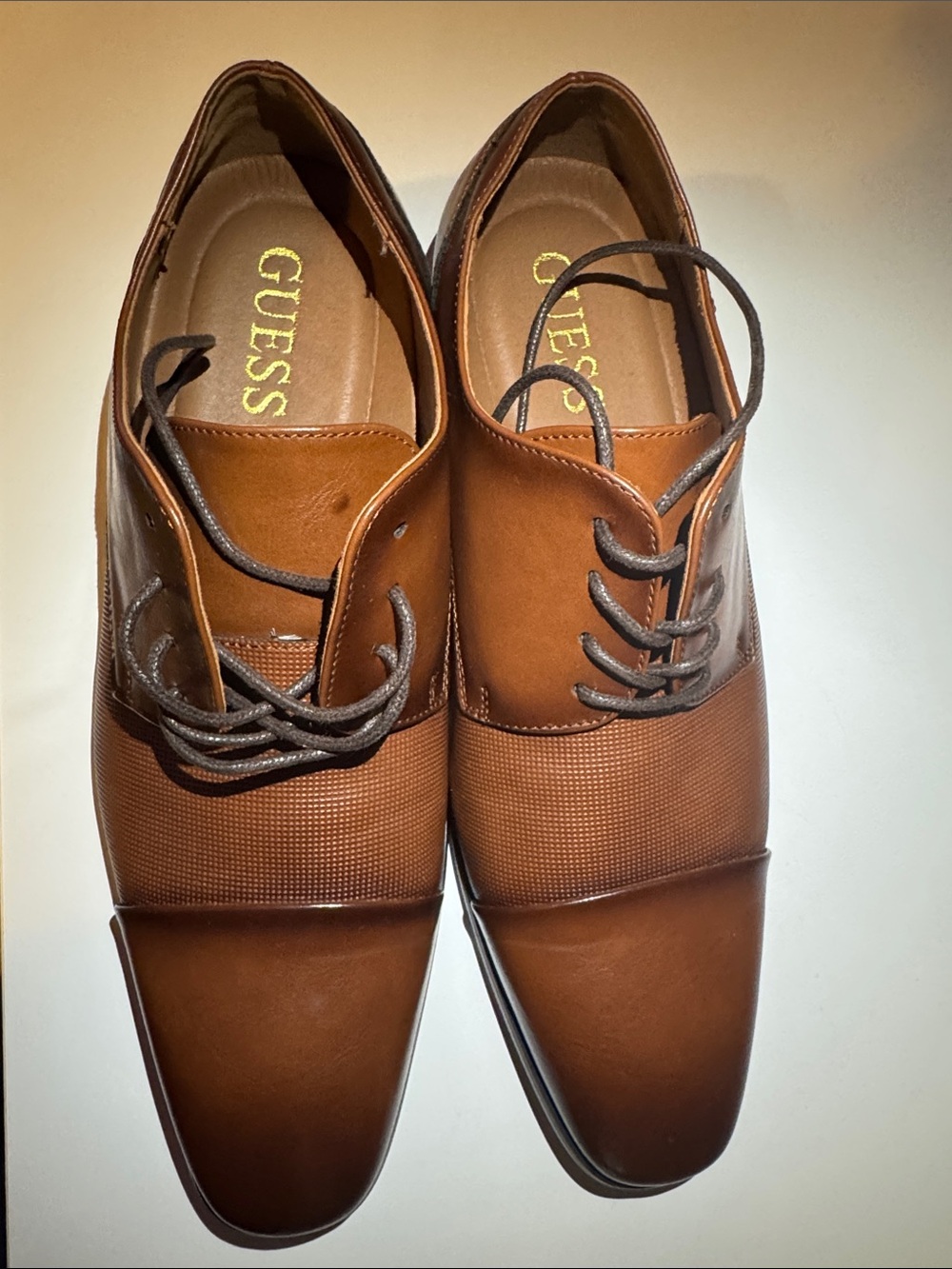 GUESS Men's Brown Tan Two-Tone Lace-Up Oxfords